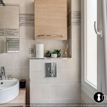 Hyper 2 Minutes Walk From 